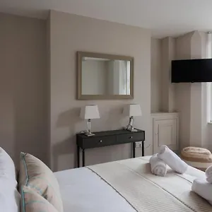 Chic Studio Central Sleeps 2. Belfast